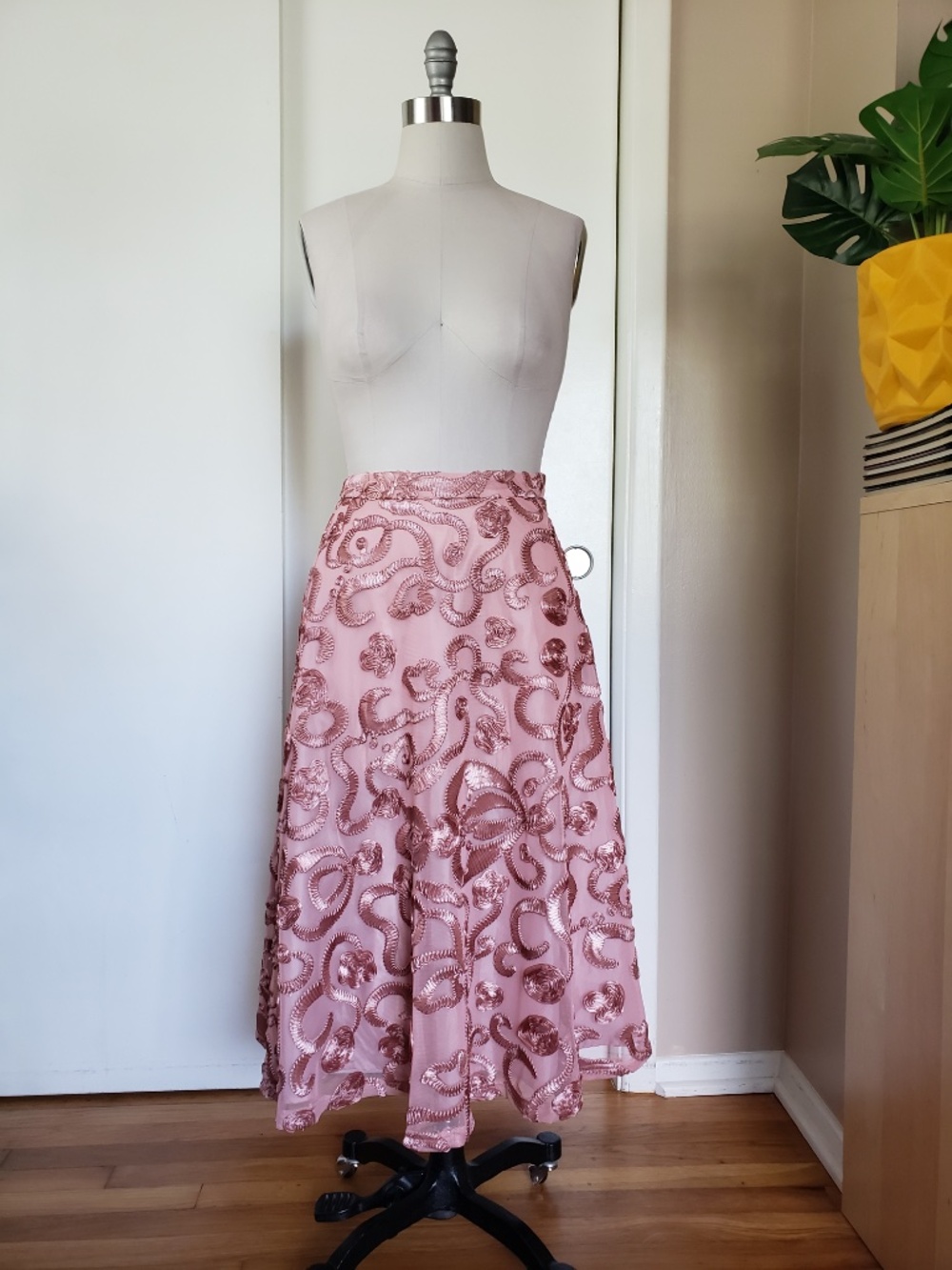 Elegant Embroidered Skirt Size Small!